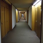 de gang in het hotel